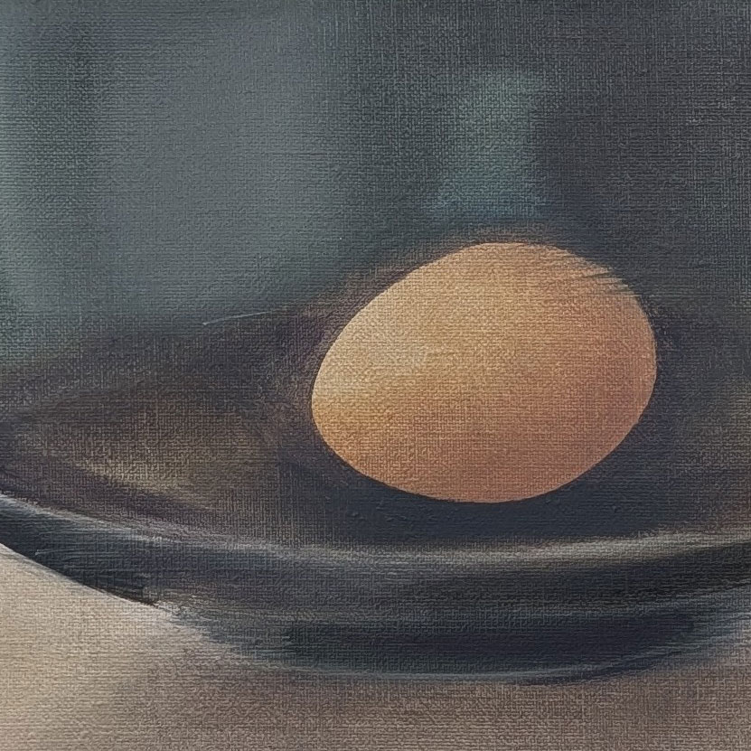 eggs on the black dish